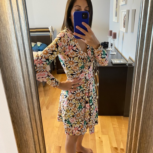 Stunning stretch wraparound flower dress - Picture 3 of 4